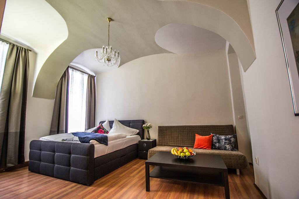 4Bdr Historical Spirit Apt By Ruterra Praga Exterior foto